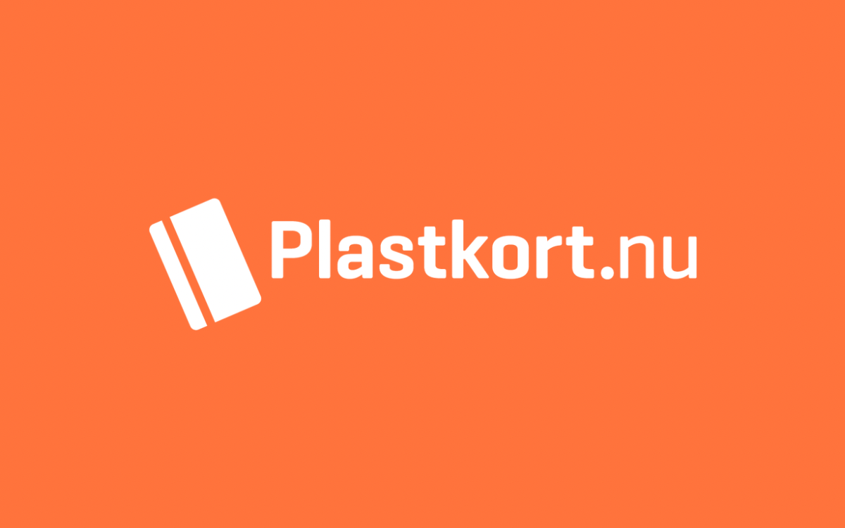 Plastkort.nu:s logotyp – ett vitt plastkort bredvid namnet på orange bakgrund